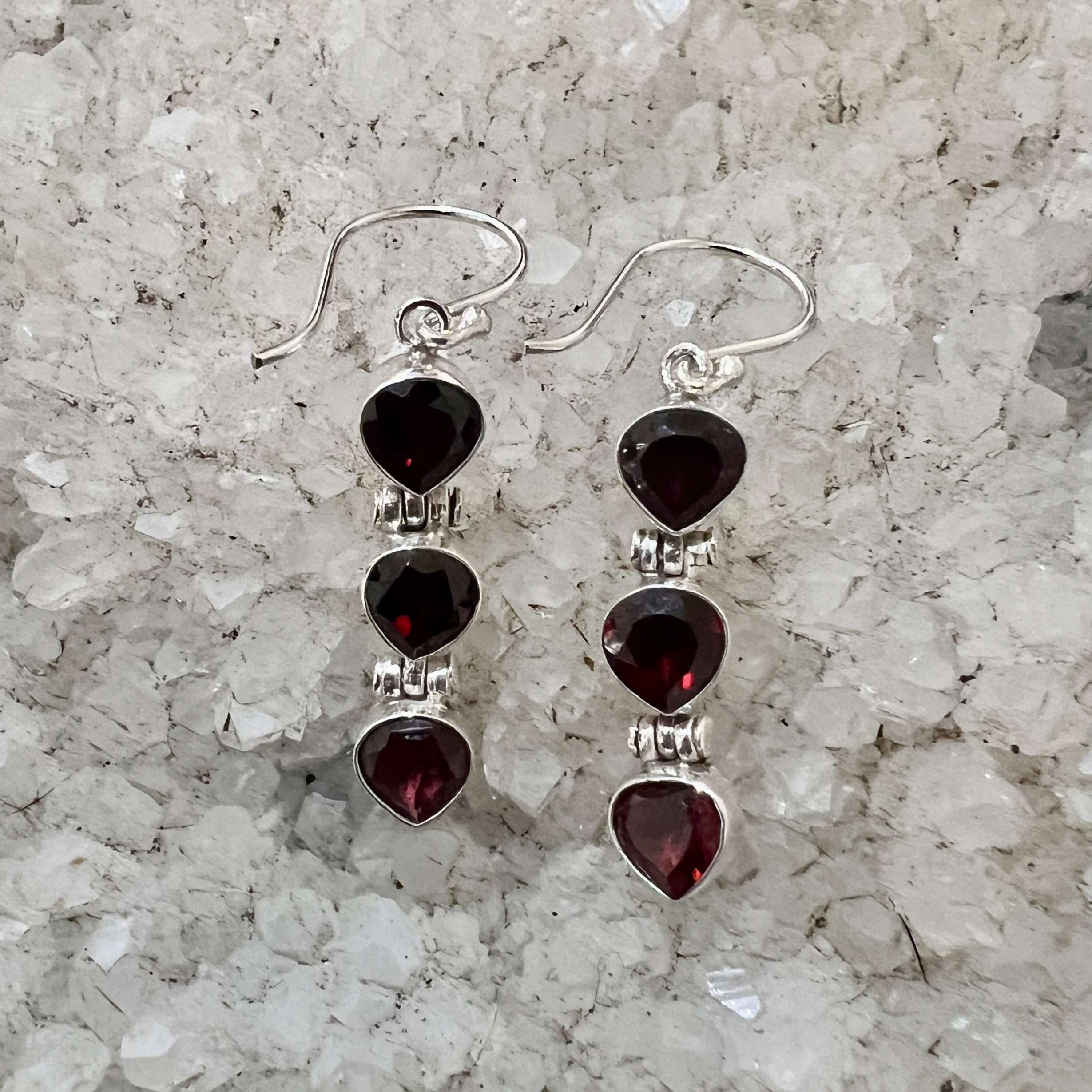 (HANDMADE 925 BALI STERLING SILVER EARRINGS WITH GARNET)